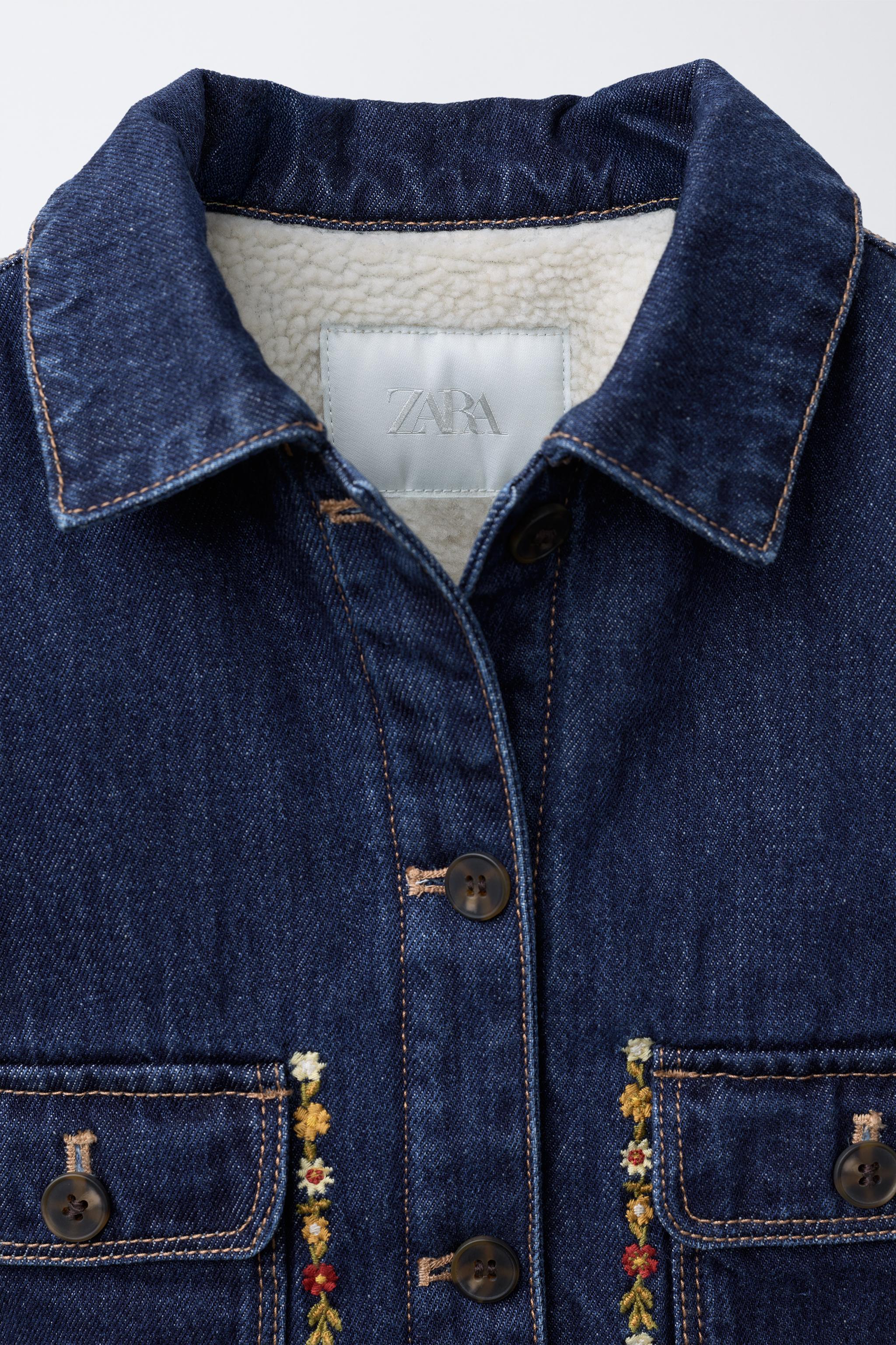 VESTE EN DENIM AVEC DOUBLURE MOUTON ET FLEURS BRODÉES